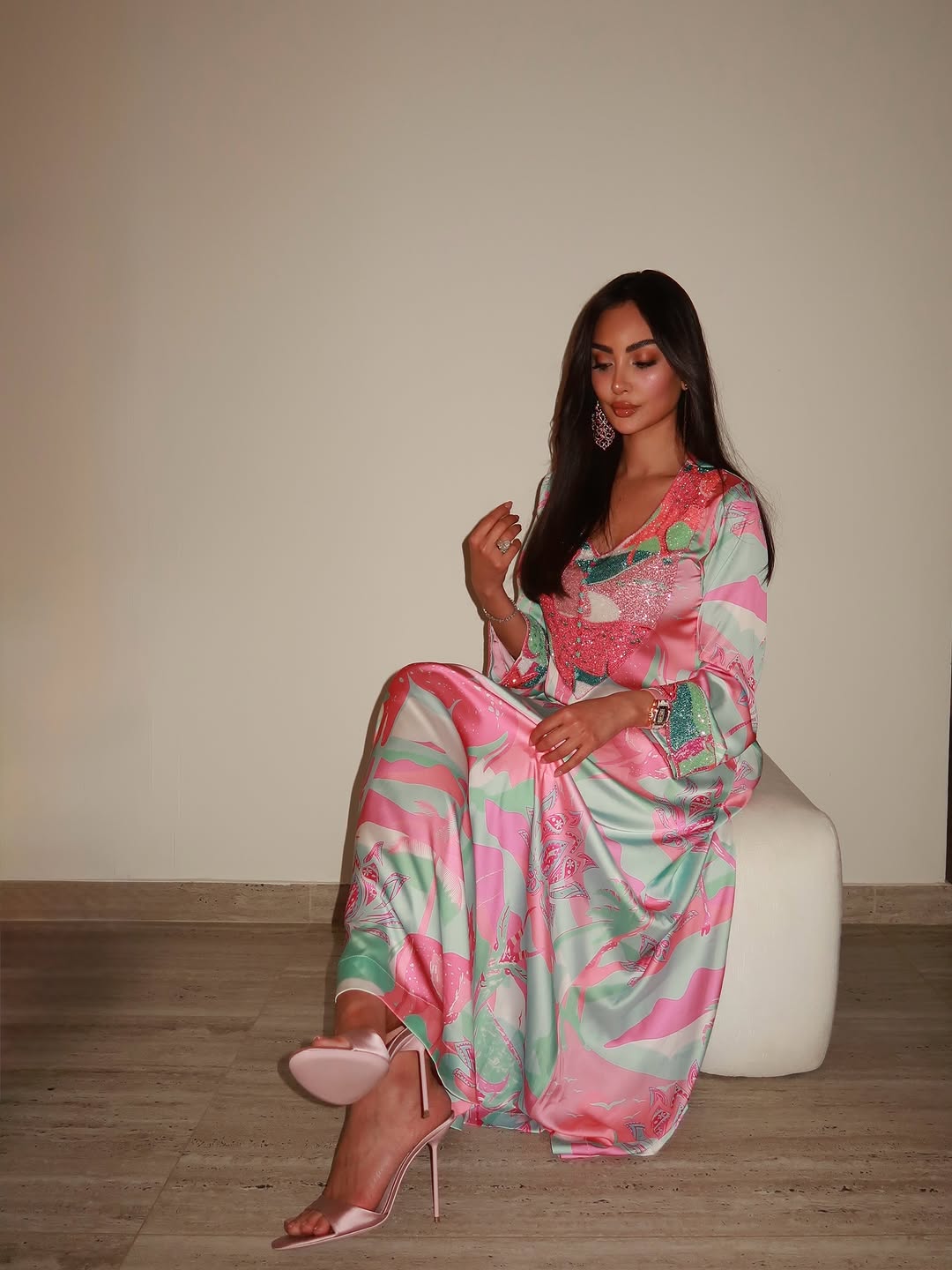 نور الغندور تُعيد إحياء "المخوّر" الإماراتي بألوان باستيل ساحرة