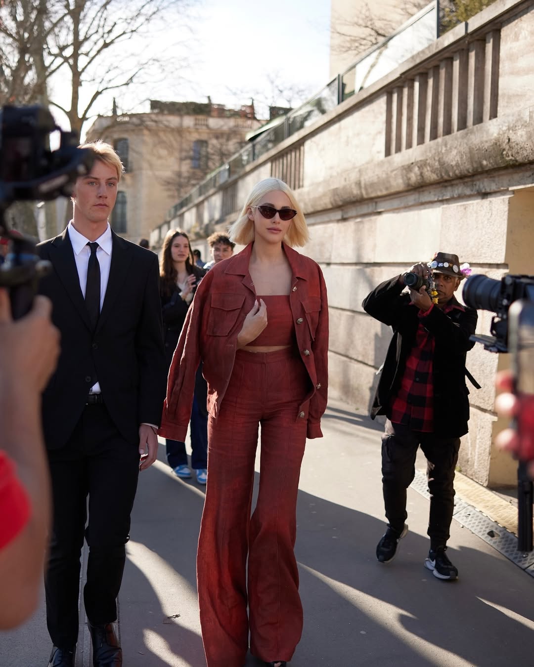  نور عريضة بإطلالة باللون البني