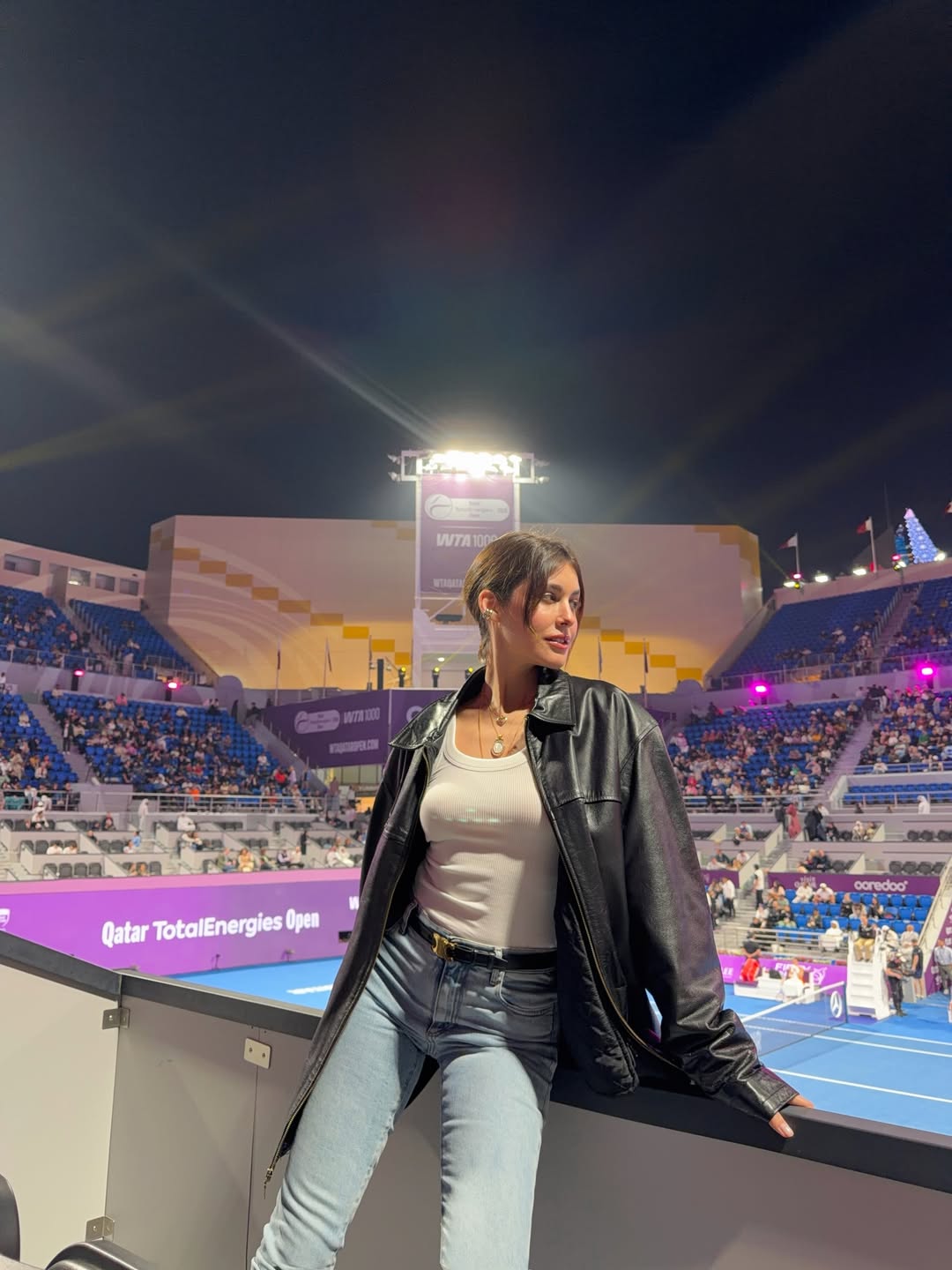  نور عريضة ببنطال الجينز الشاحب وجاكيت من الجلد الأسود بقصة أوفر سايز