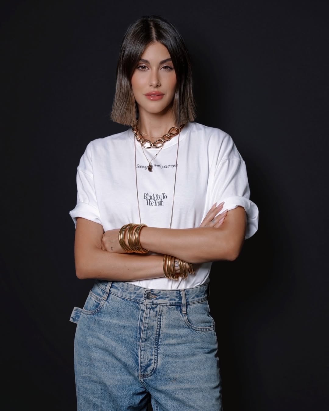 نور عريضة ببنطال الدنيم الشاحب مع توب مريح باللون الأبيض