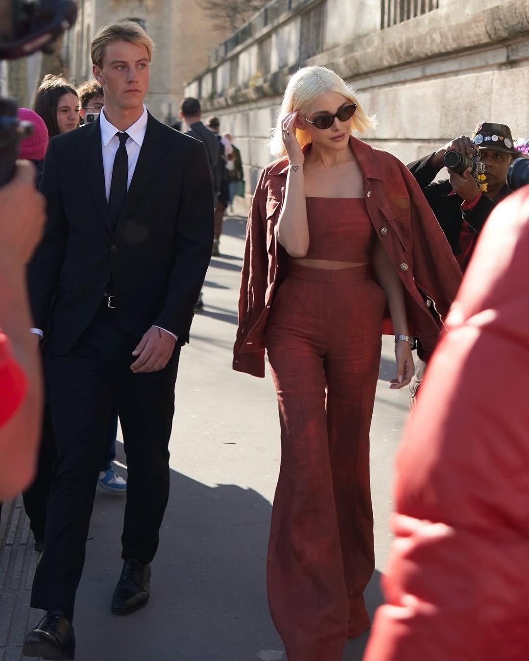 نور عريضة ببنطال بقصة شارلستون مع الخصر العالي وجاكيت