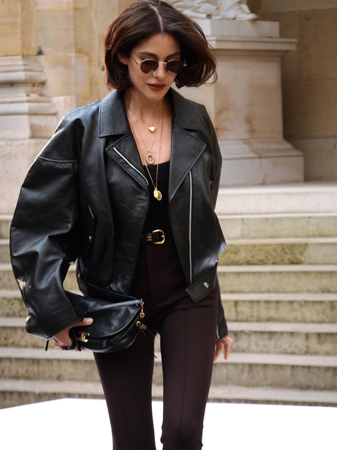 نور عريضة ببنطال ضيق مع توب ضيق وجاكيت منتفخ من الجلد الأسود