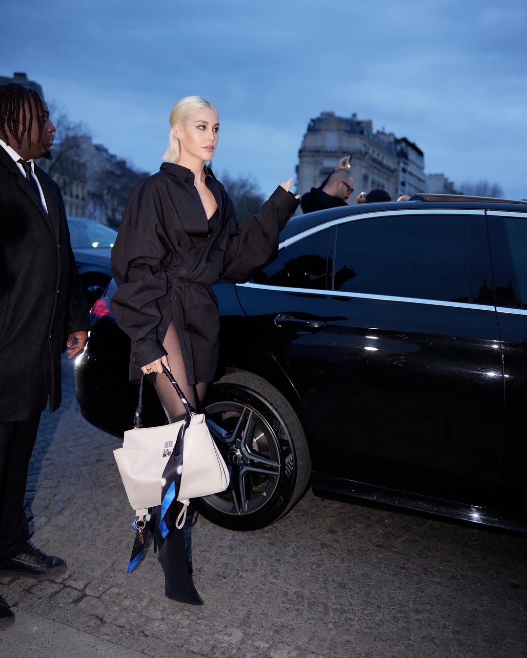 نور عريضة بستايل الفستان القميص باللون الأسود بتصميم قصير