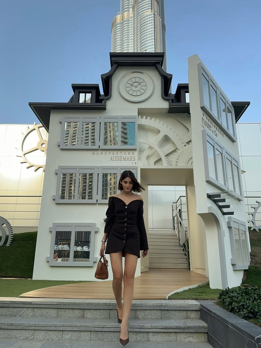 نور عريضة بصيحة الفستان البليزر المميز بتصميم عصري باللون الأسود