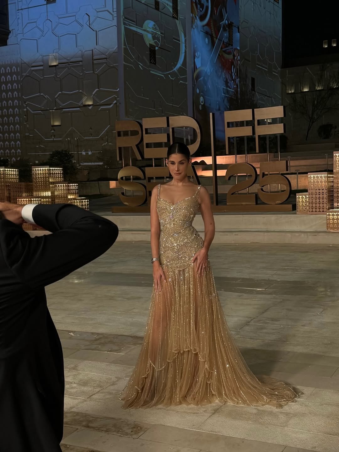 نور عريضة بفستان سهرة ناعم للغاية بلون نيود فاتح