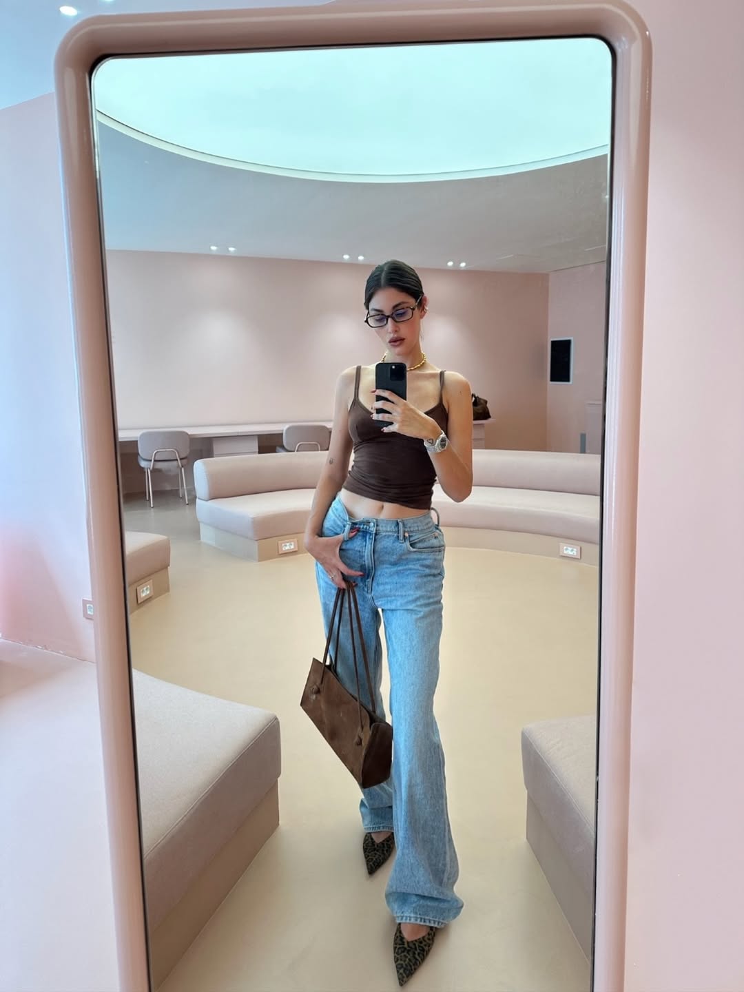 نور عريضة ترتدي بنطال الدنيم الطويل بالأرجل الواسعة