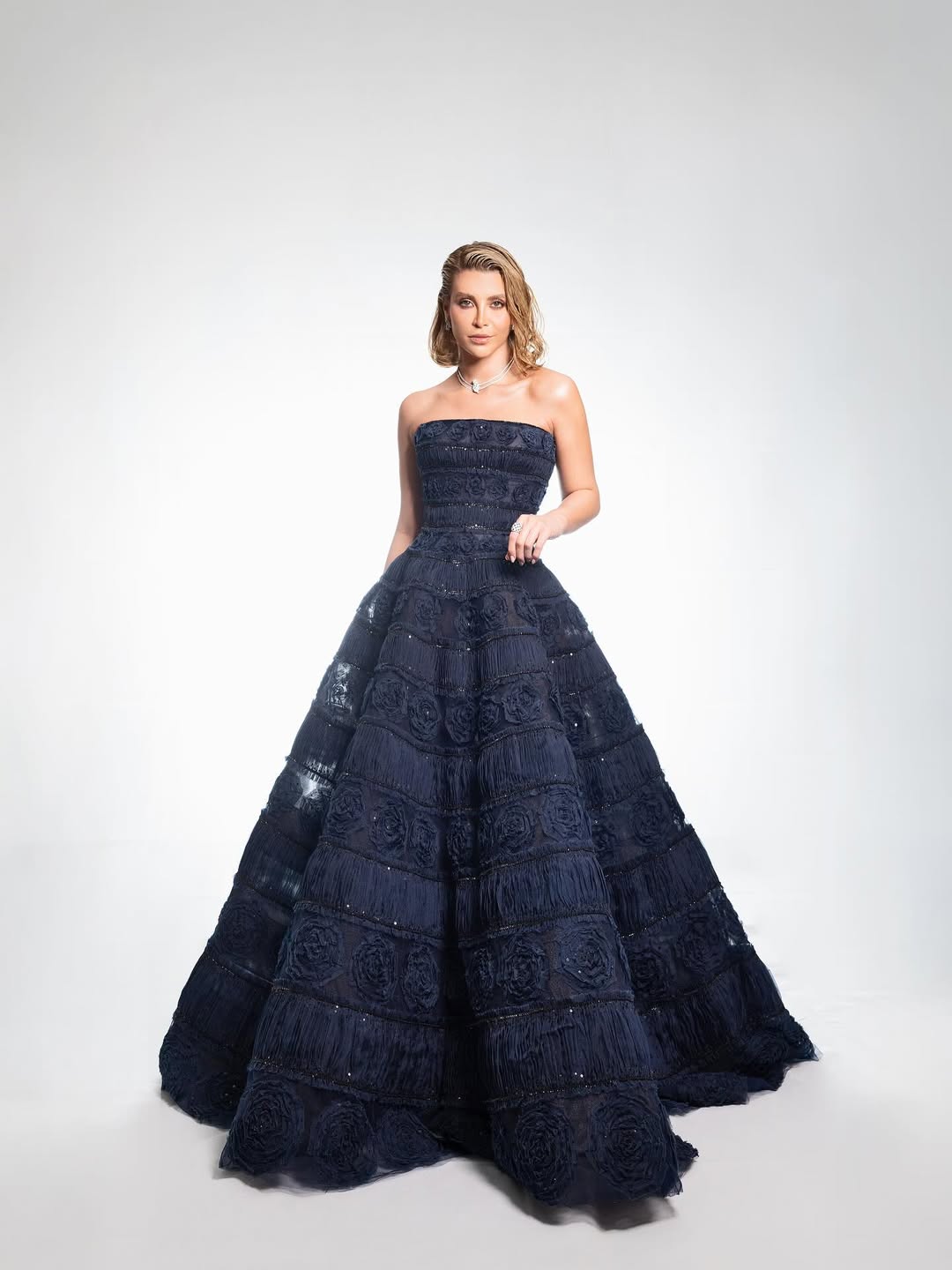 إطلالة نور علي بالفستان الأزرق الداكن المنتفخ