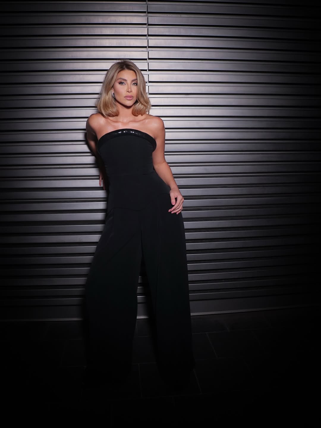  نور علي بستايل الطقم الأسود من تصميم زهير مراد