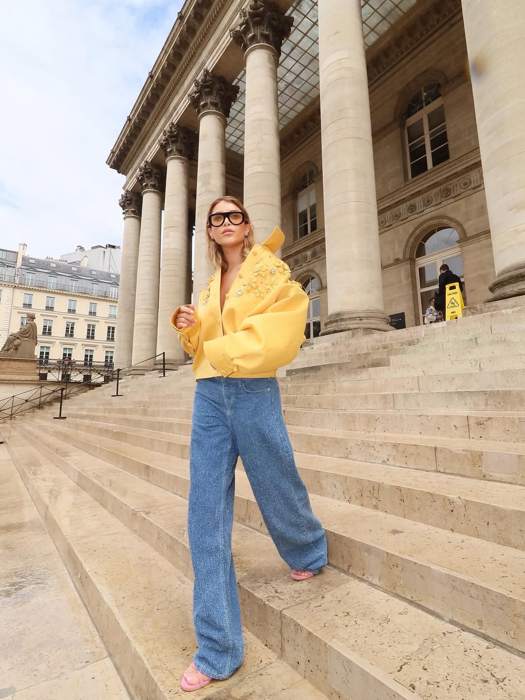 نور علي بستايل بنطال الجينز الأزرق مع جاكيت أوفر سايز