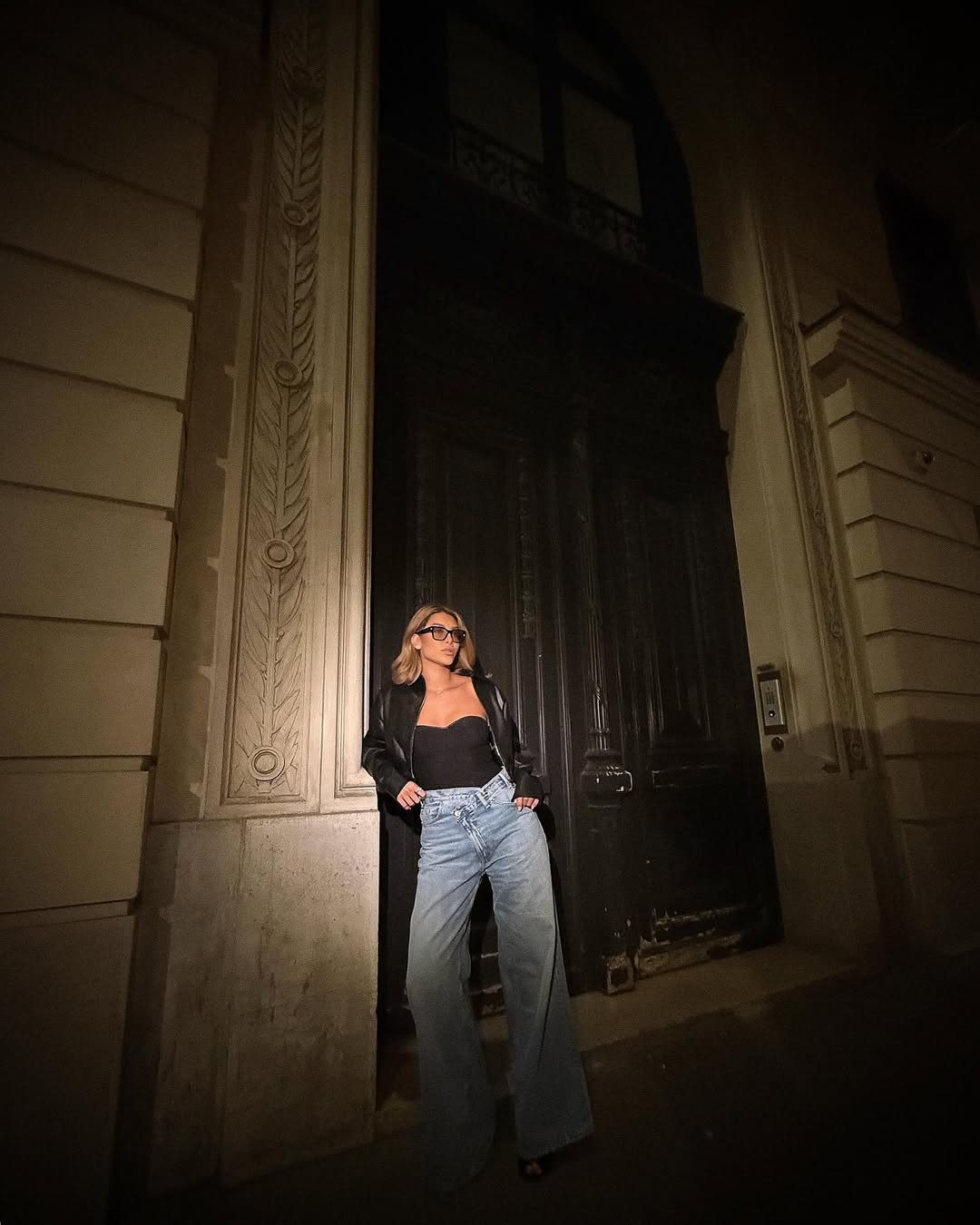  نور علي بصيحة بنطال الجينز الواسع مع كورسيه مكشوف الأكتاف باللون الأسود