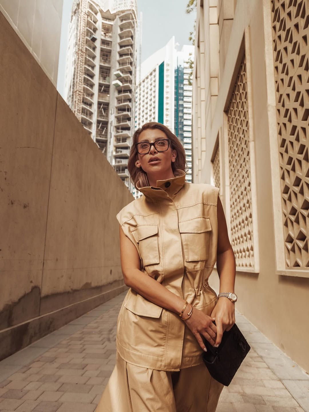 نور علي بطقم باللون البيج بتنورة ماكسي مع فيست بحمالات عريضة