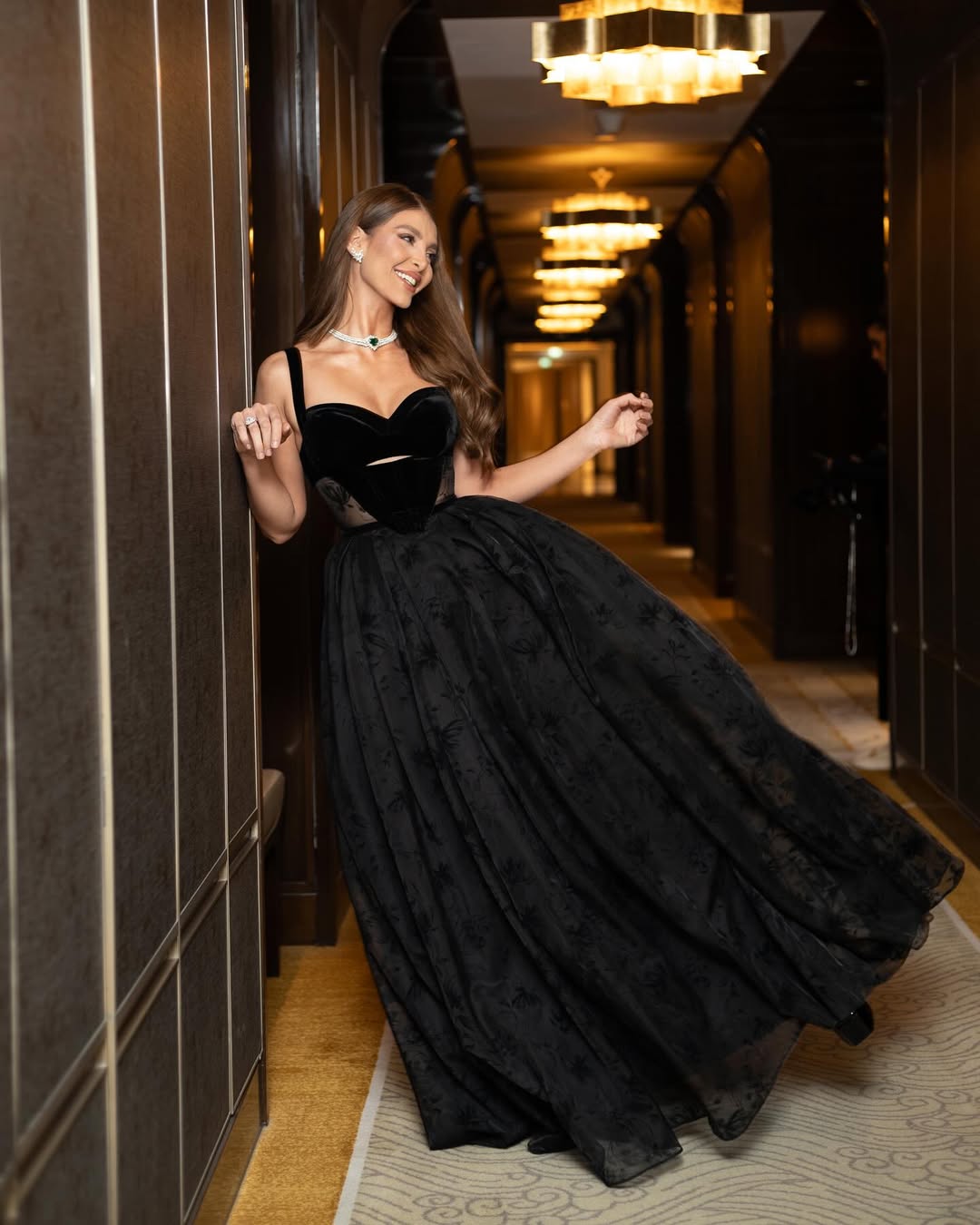 نور علي بفستان طويل بقصة كورسيه من المخمل الأسود