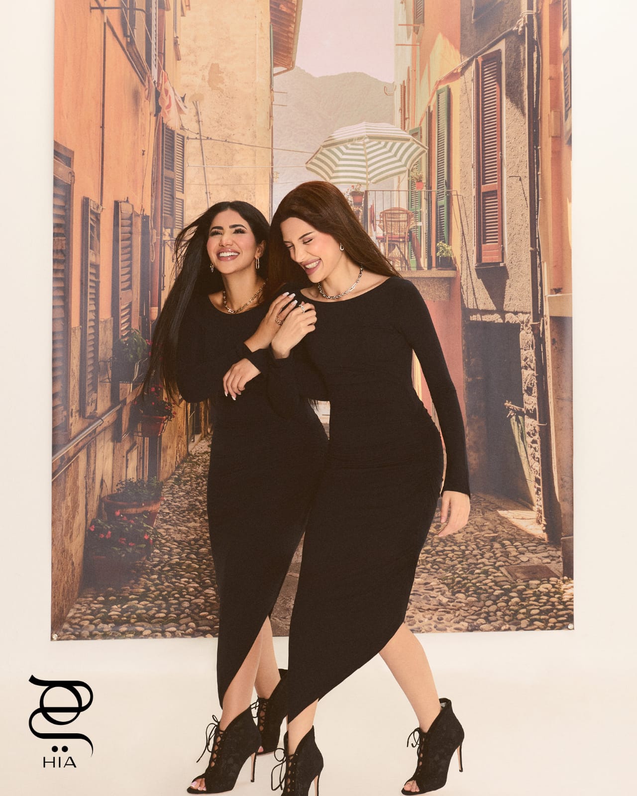 نور وبنين ستارز بفساتين راقية باللون الأسود بأكمام طويلة وفتحة ياقة واسعة