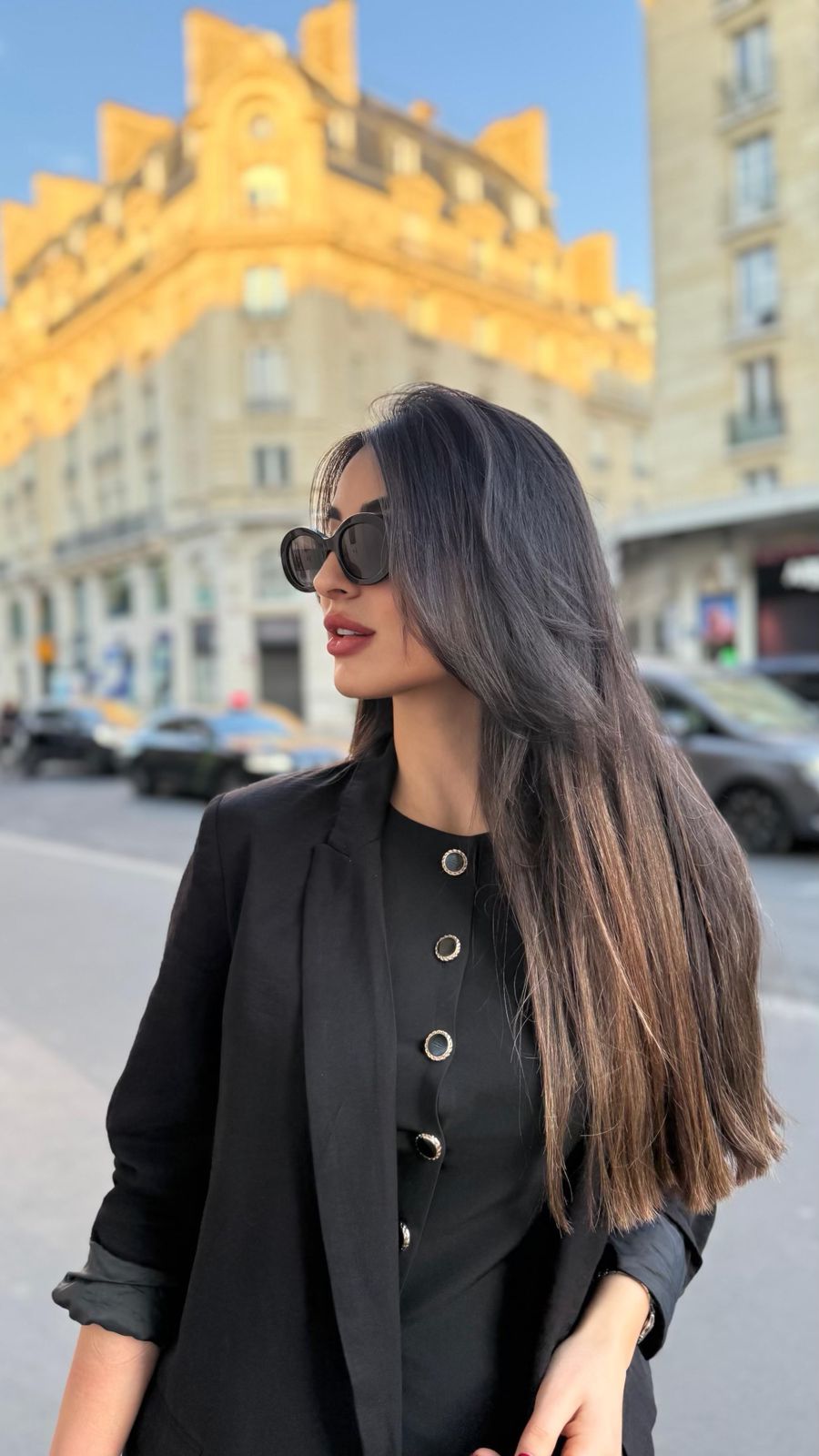 نورا إسلام بإطلالة أنيقة