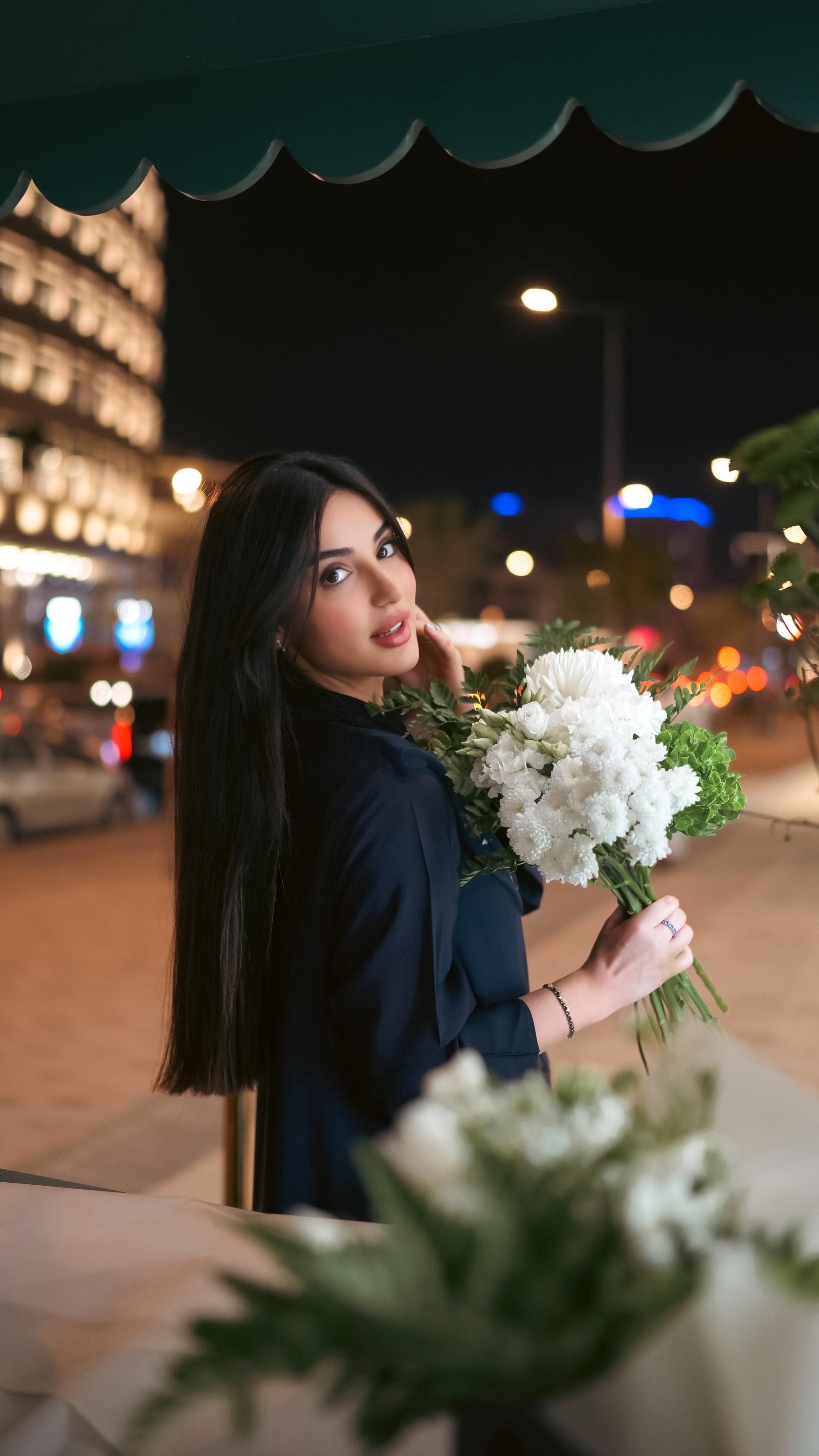 نورا إسلام تُعبّر عن انسجامها مع الطبيعة التي تستمد منها إلهامه