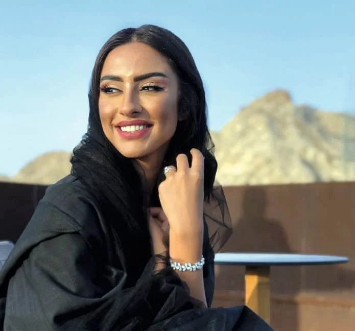 نورة الشيخ.. من العلاقات العامة إلى منصات الموضة العالمية