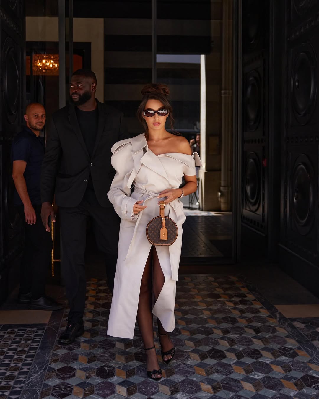 نورة أناقتها بفستان ميدي مميز بتصميم coat dress
