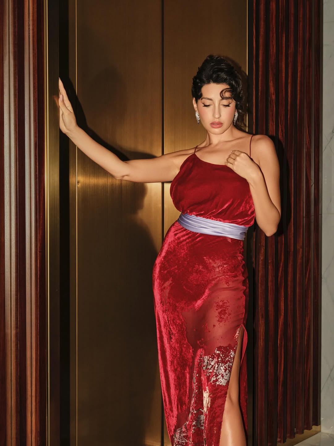 نورة فتحي بفستان سهرة طويل من المخمل الأحمر الجذاب