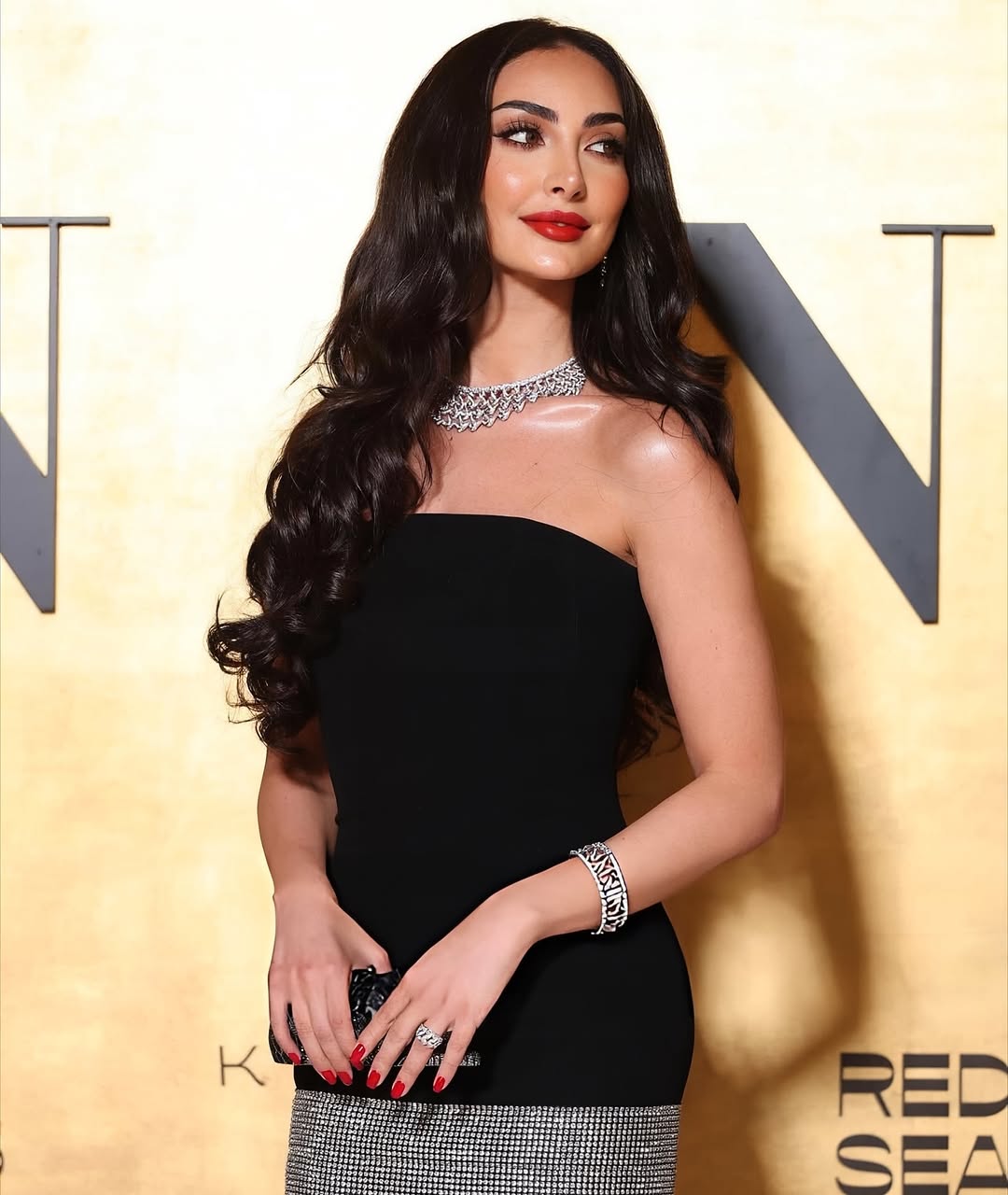 نور بكلاسيكية الشفاه الحمراء