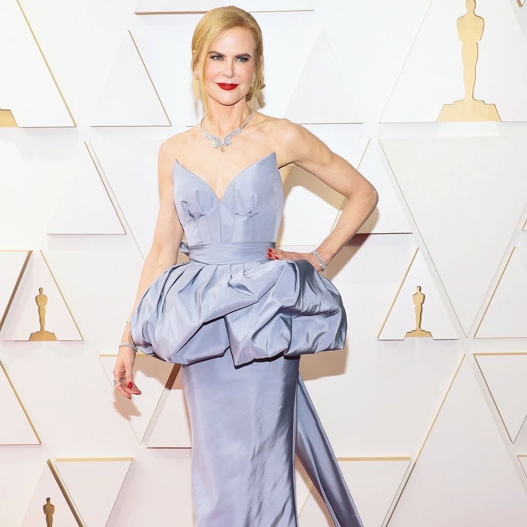 نيكول كيدمان بثوب حالم باللون الأزرق الباستيل بأكتاف مكشوفة