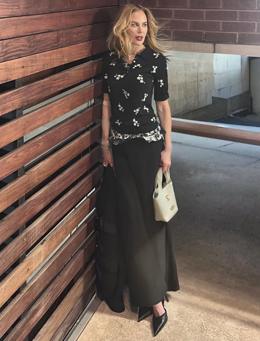 نيكول كيدمان بفستان طويل باللون الأسود شكل بلوزة بأكمام قصيرة