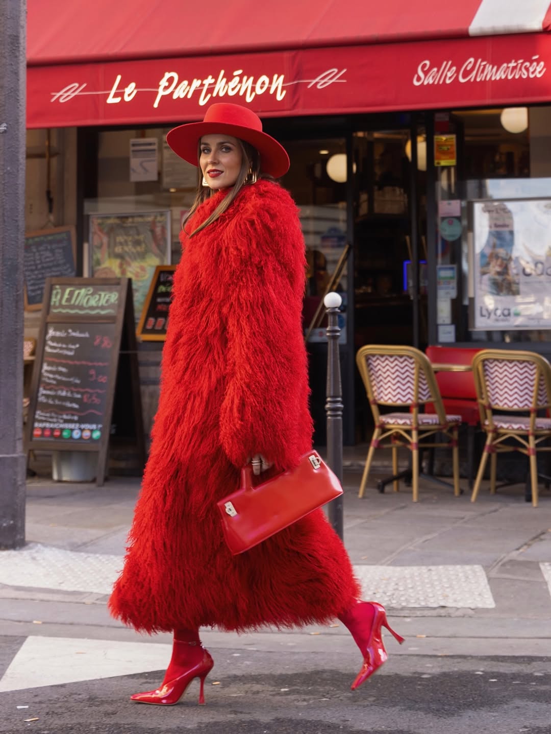 نينا ساندبيك بتنسيق مونوكروم جريء باللون الأحمر والمعطف الطويل