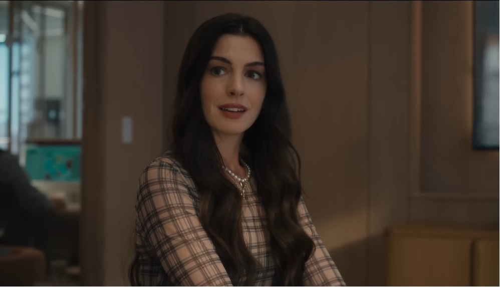 هاثاواي بالطبعات الكلاسيكية بين الكاروهات والأزياء المقلمة