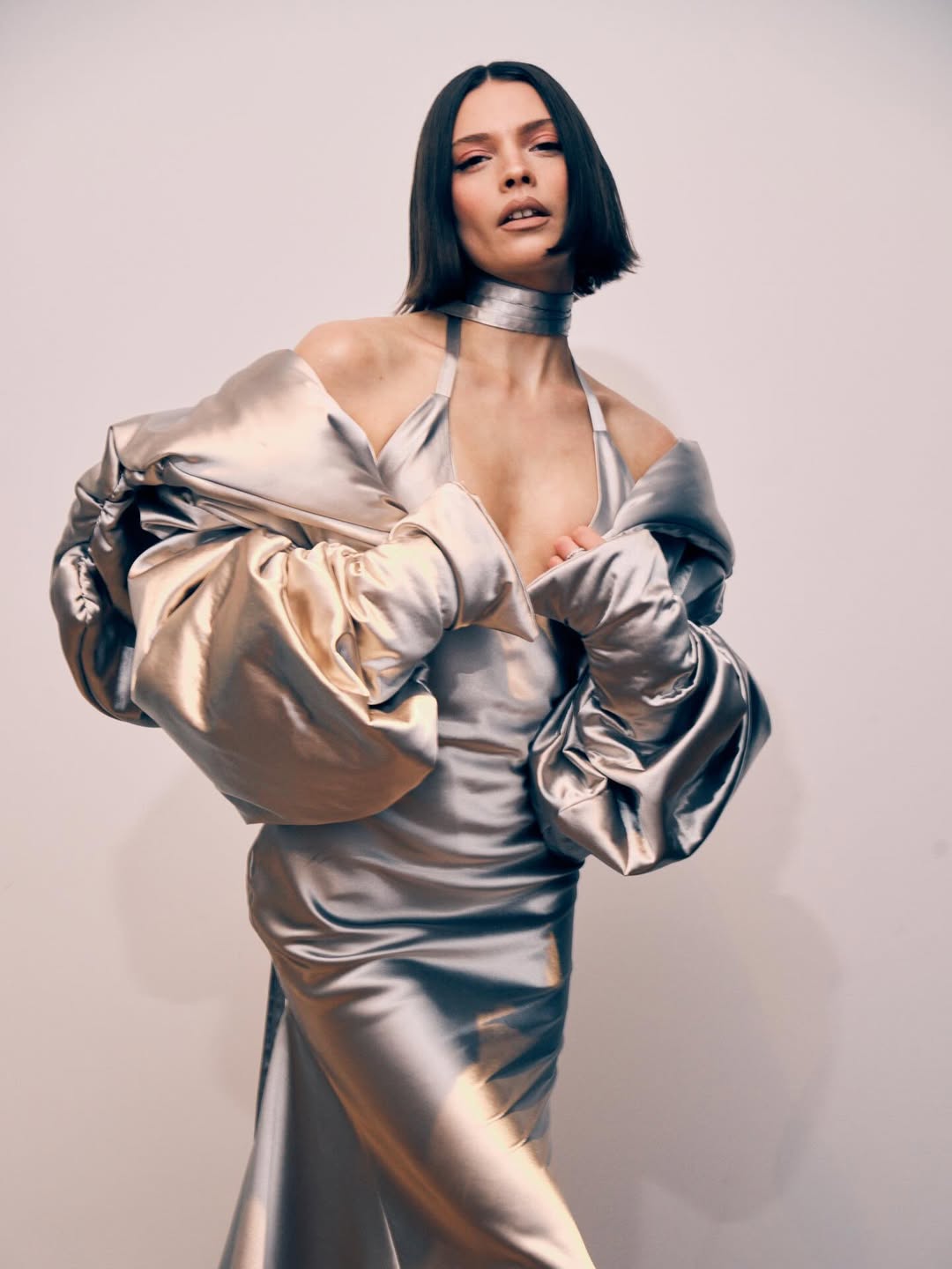  هارييت هيربغ ماتن بصيحة الفستان الحريري الذي يشع منه اللون الفضي الباهت