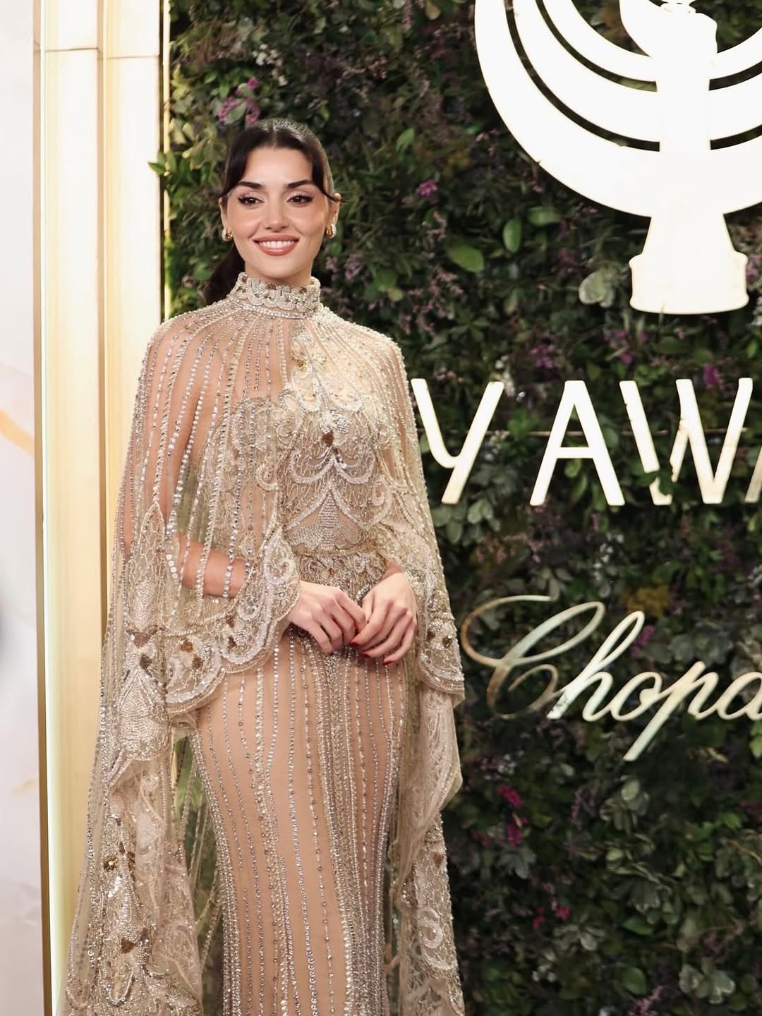 هاندا أرتشيل بتصاميم مجوهرات ناعمة أضفت رونقًا خاصًا على طلّتها