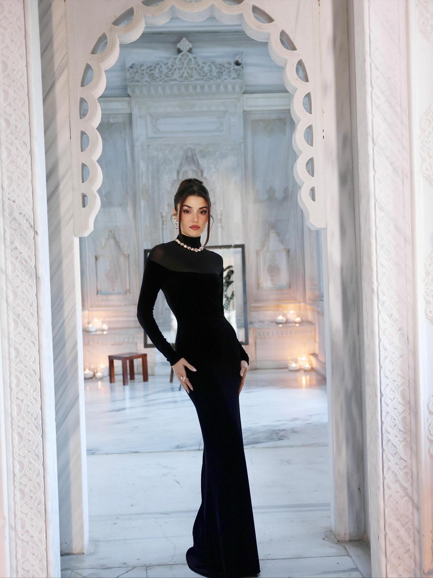 هاندا ارتشيل Hande Erçel بتصاميم فارهة من دار مجوهرات بوميلاتو Pomellato