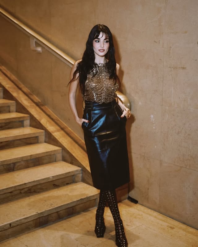 هاندا أرتشيل وإطلالة تجمع بين الجرأة والأنوثة في عرض إيلي صعب