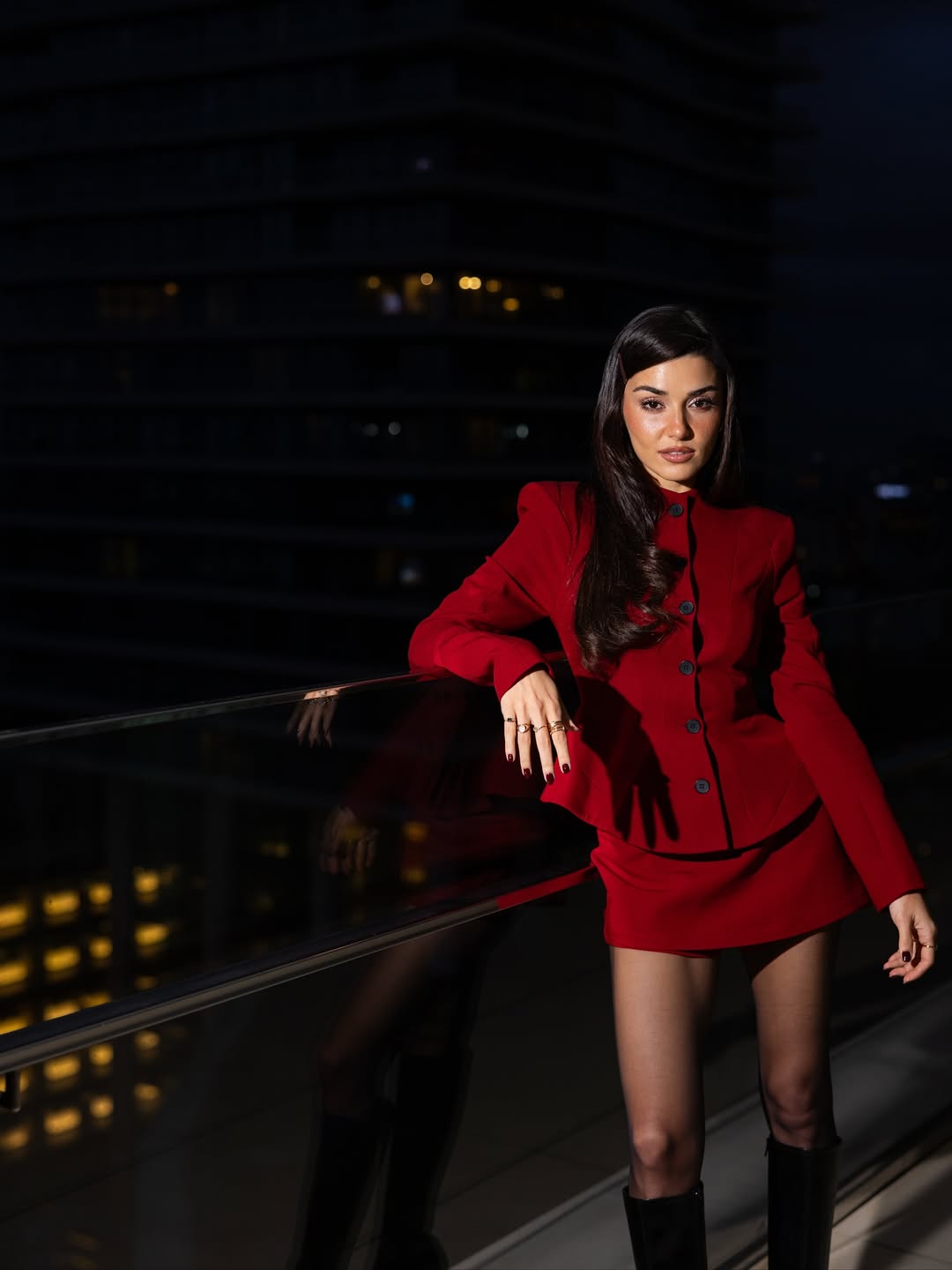 هاندة أرتشيل ببدلة تنورة راقية باللون البرغندي