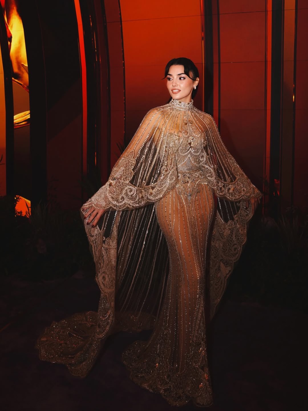 هاندة أرتشيل بفستان مرصع مزين بكاب شفاف