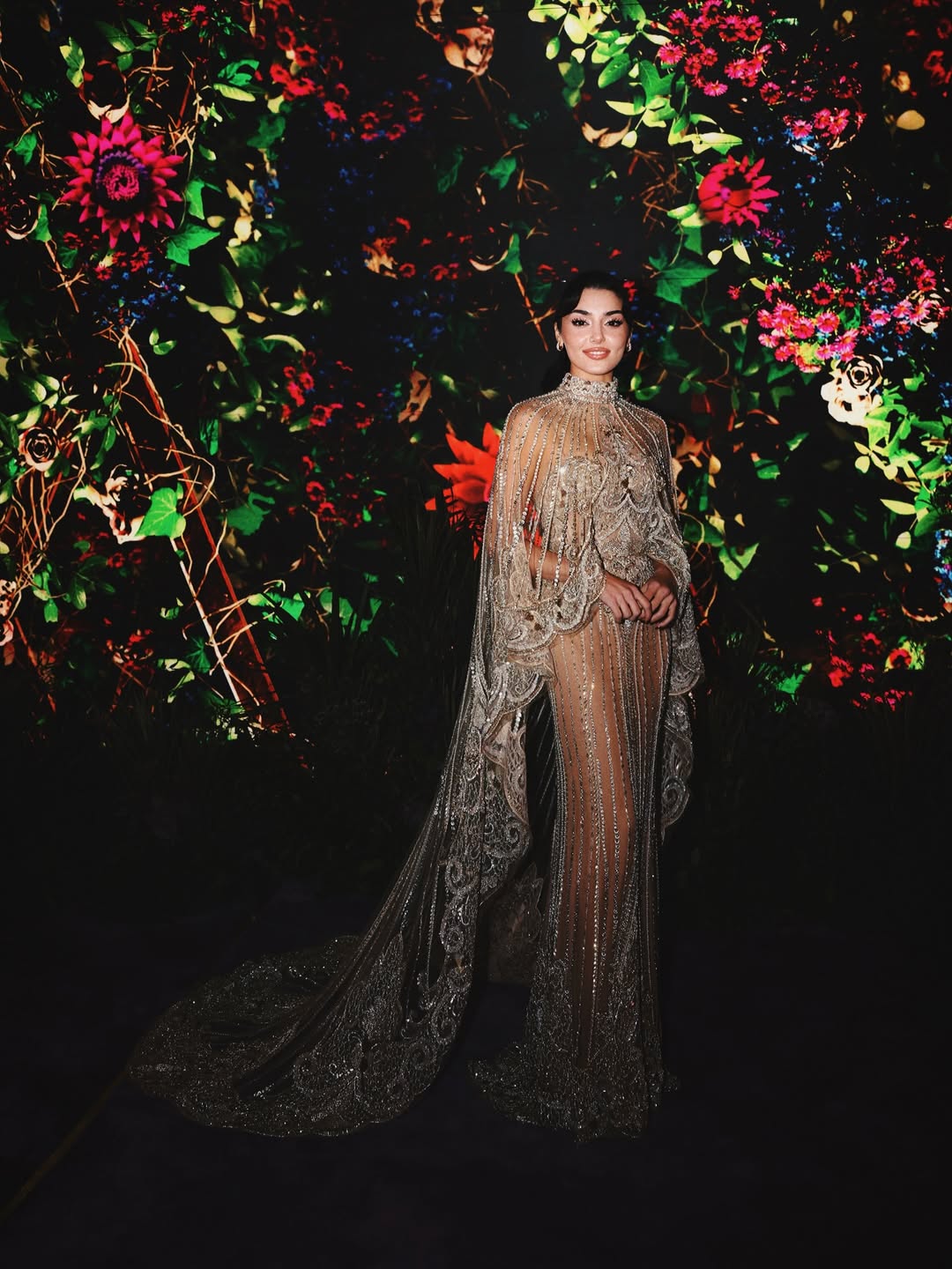  هاندة أرتشيل ترتدي فستانا طويلا بقصة مجسمة مصممة بقماش نيود بلون لحمي