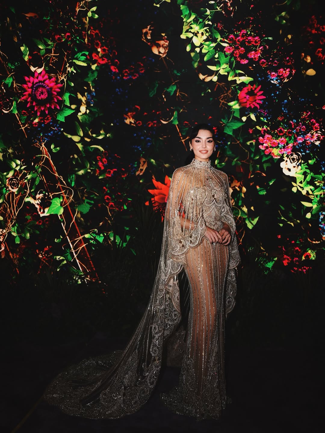 هاندة ارتشيل بفستان طويل بقصة مجسمة مصممة بقماش نيود فاتح