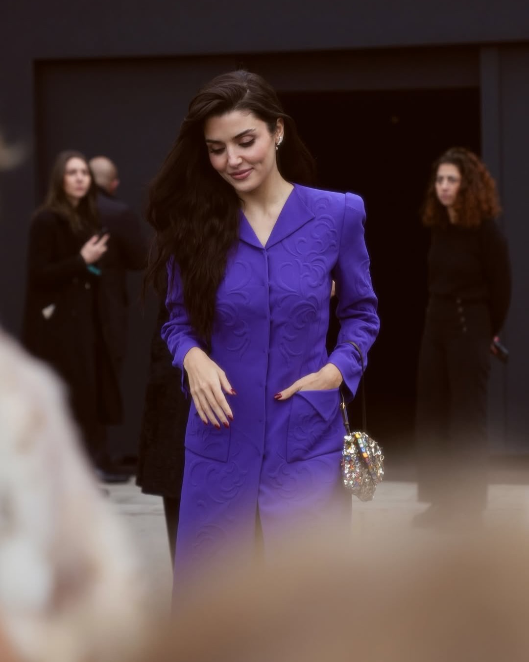 هاندة الظهور بفستان طويل باللون البنفسجي الداكن من دار Valentino