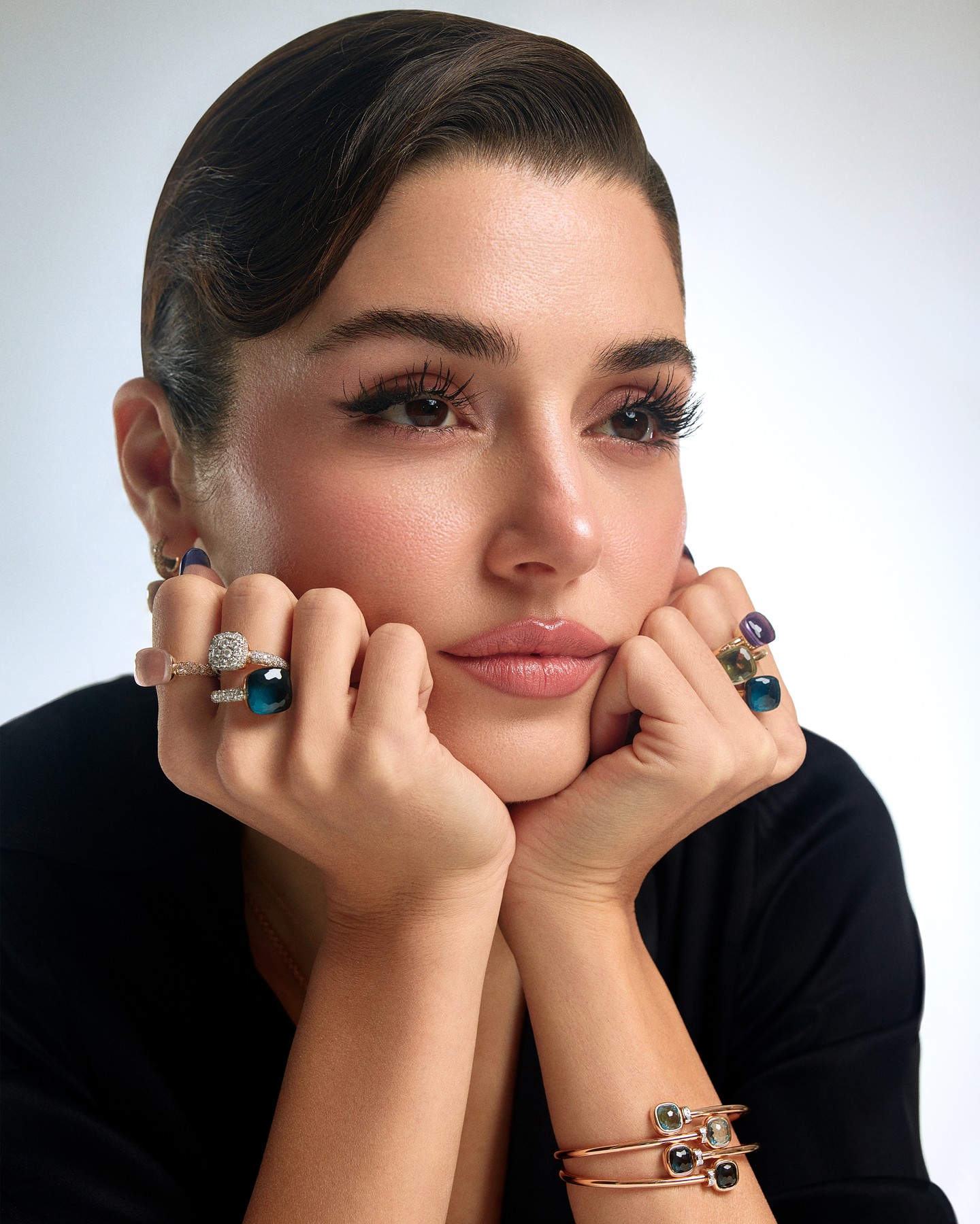 النجمة التركية هاندا ارتشيل سفيرة دار مجوهرات بوميلاتو Pomellato