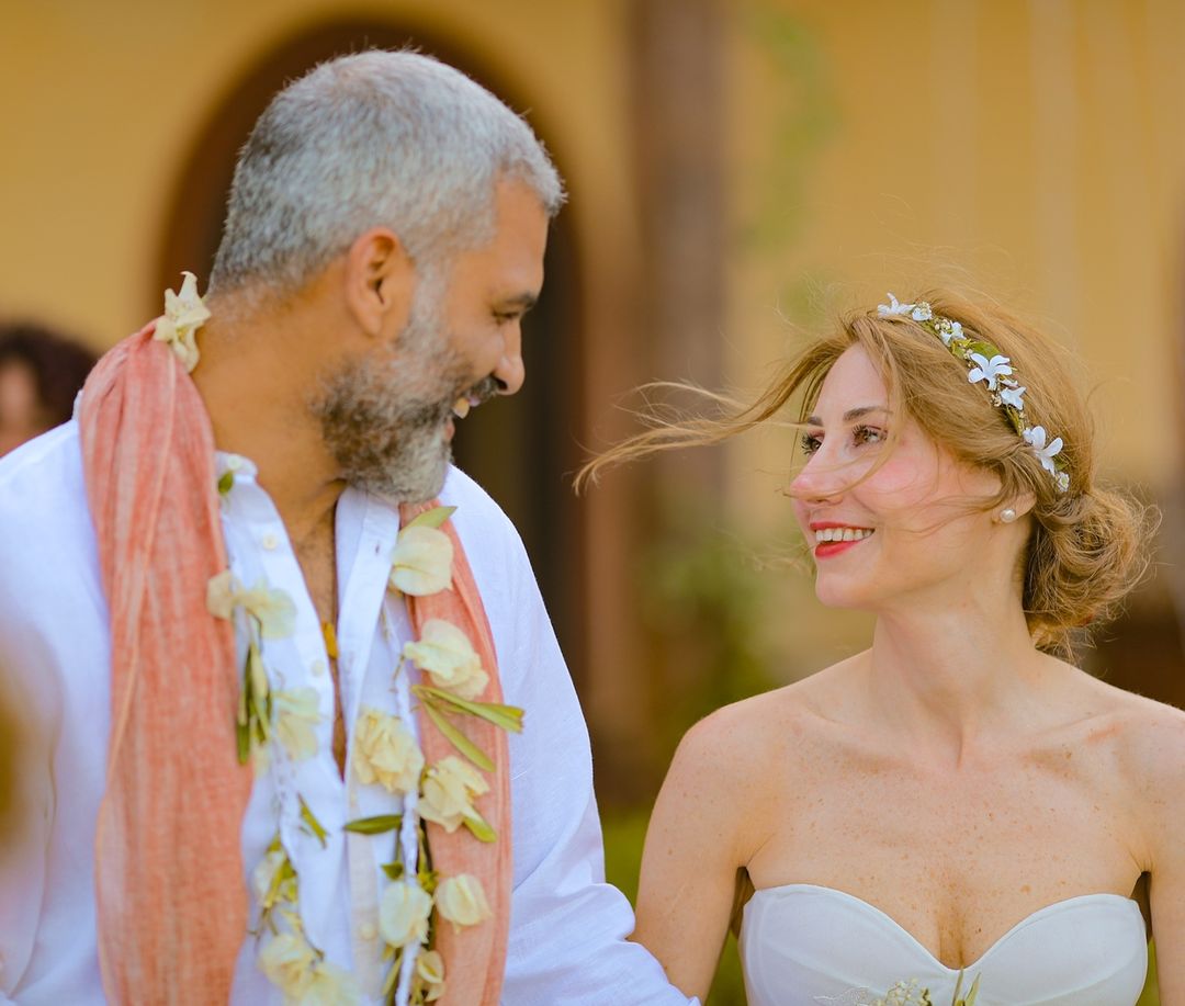 هاني عادل مع ديامان بو عبود في يوم زفافهما