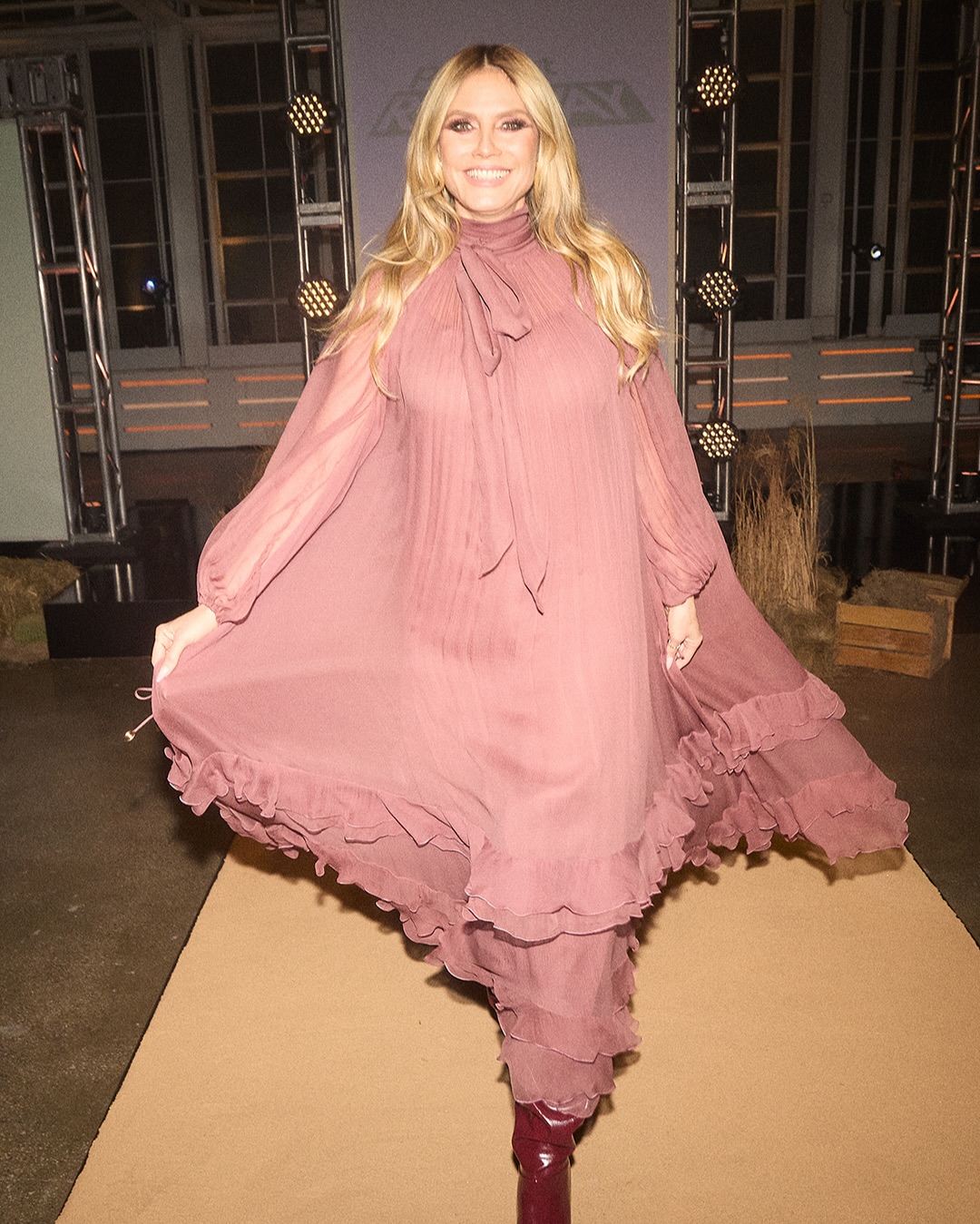 هايدي بفستان طويل بلون نيود دافئ من ماركة Chloé