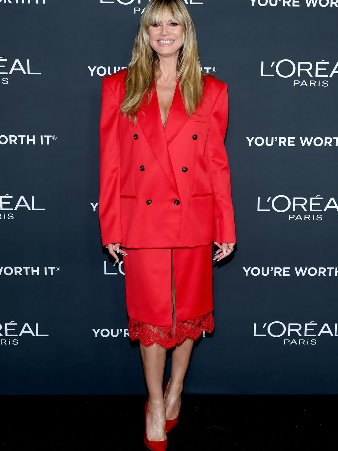 هايدي كلوم ببدلة نسائية من جاكيت أوفر سايز مع تنورة ميدي