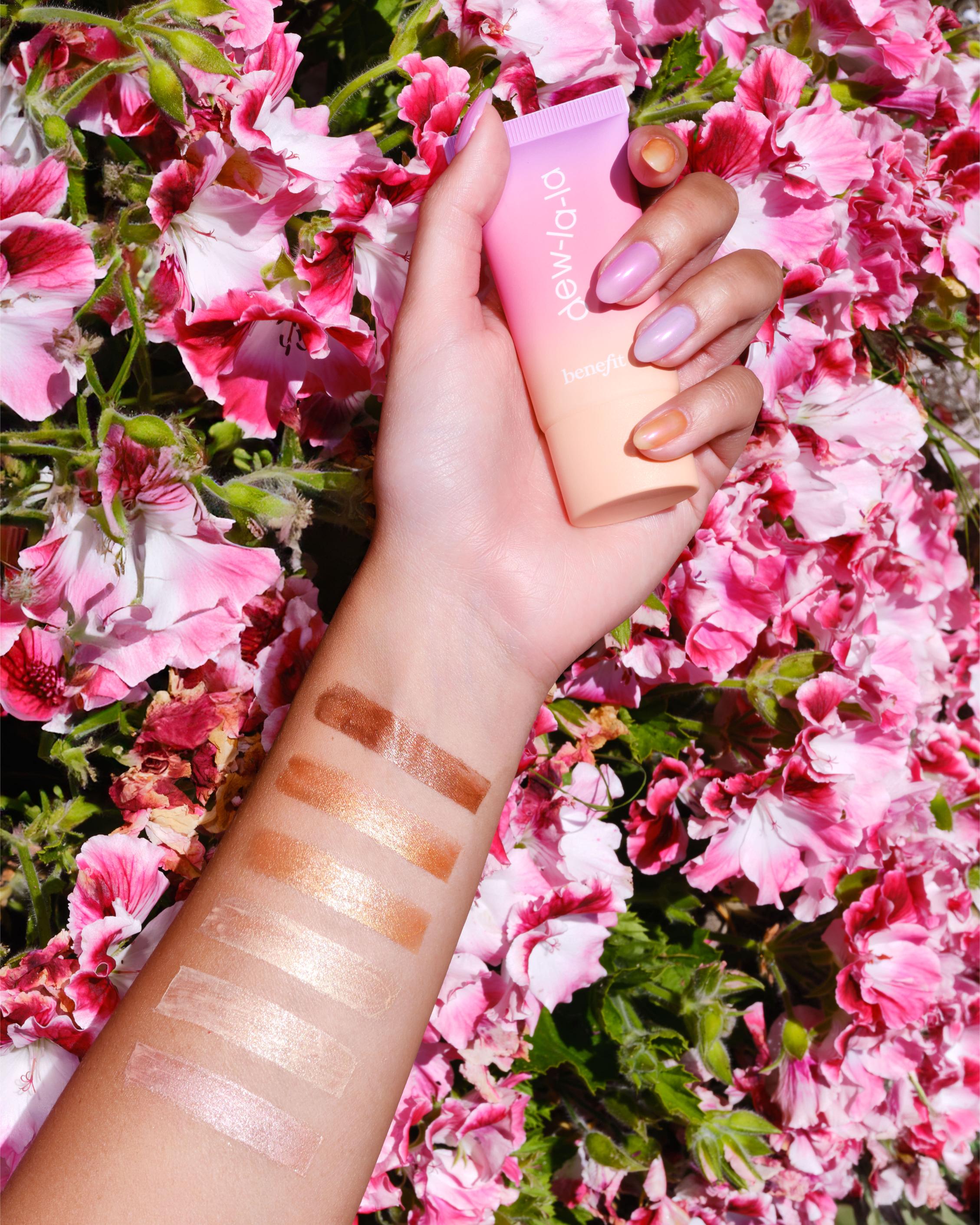 هايلايتر Dewlala Liquid Glow من علامة بنفت كوزمتكس