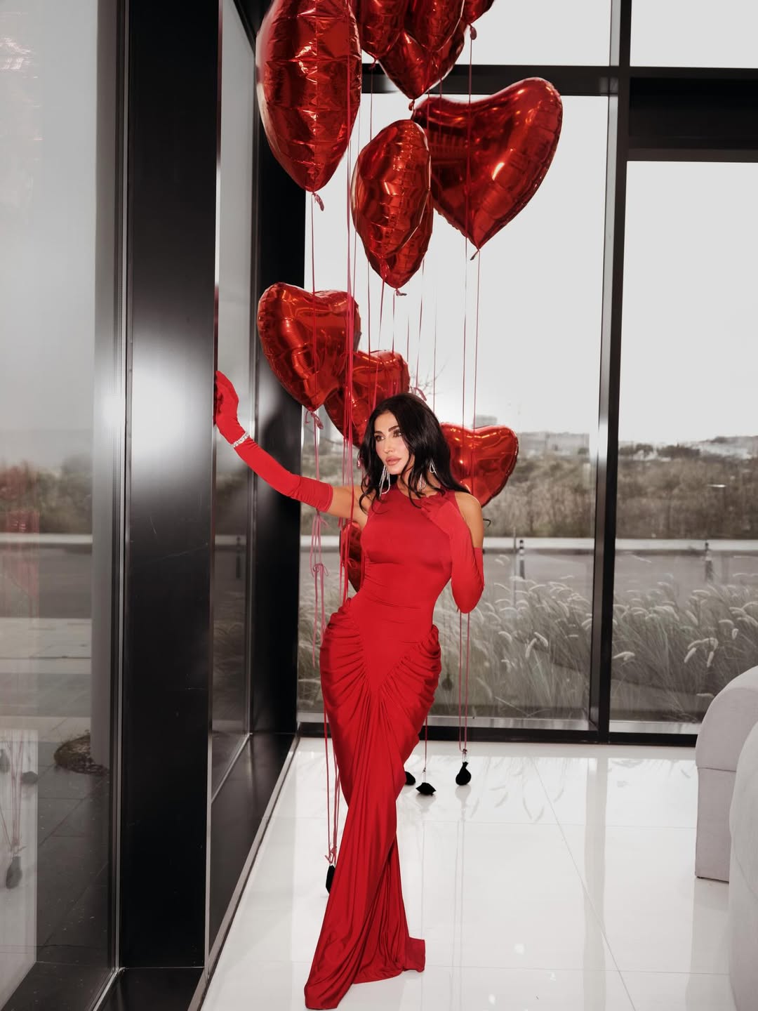 هبة نور مع فستان أحمر وصيحة القفازات