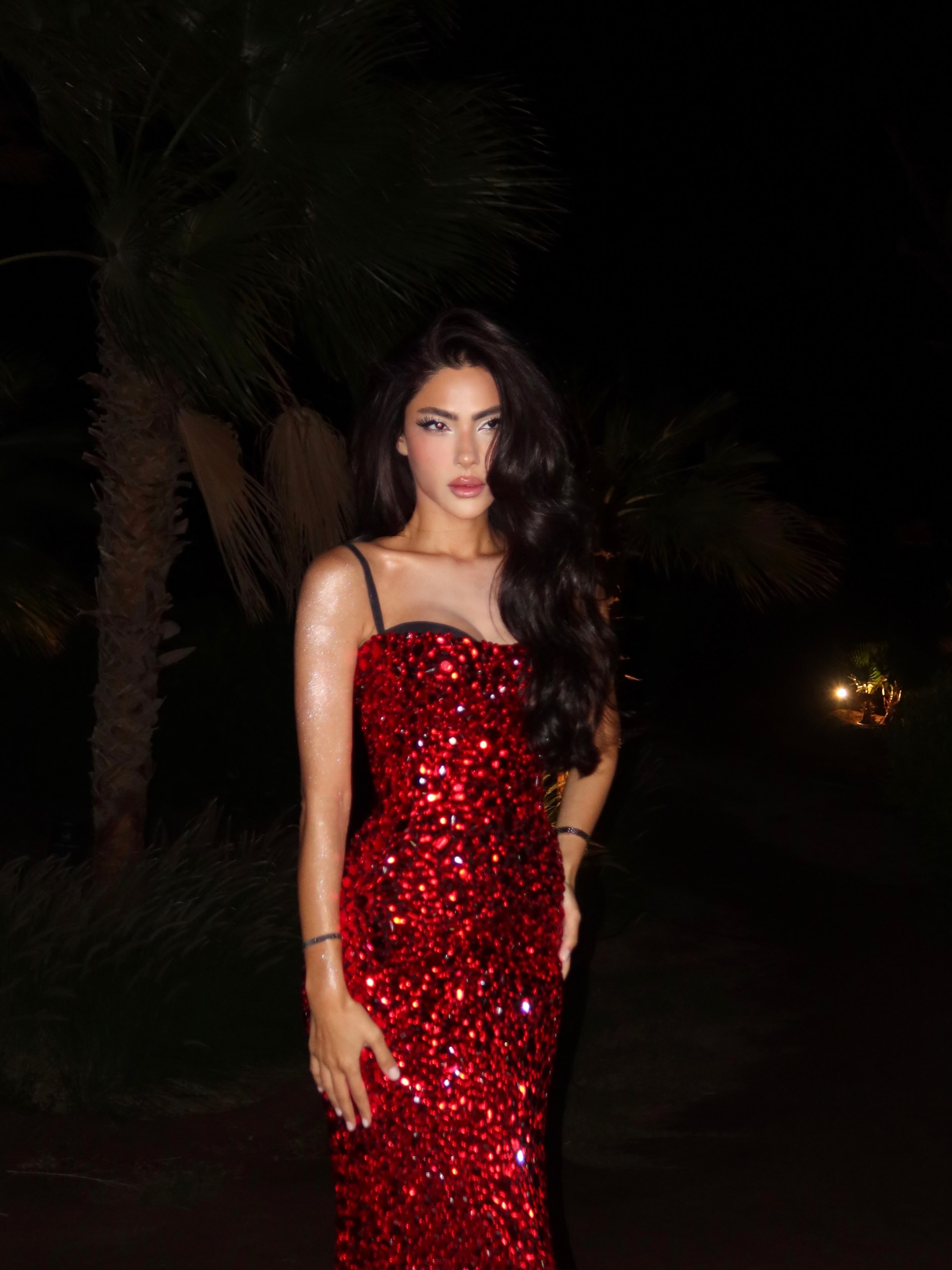 هدى المفتي بفستان كريستالي البراق من تصميم Dolce And Gabbana،