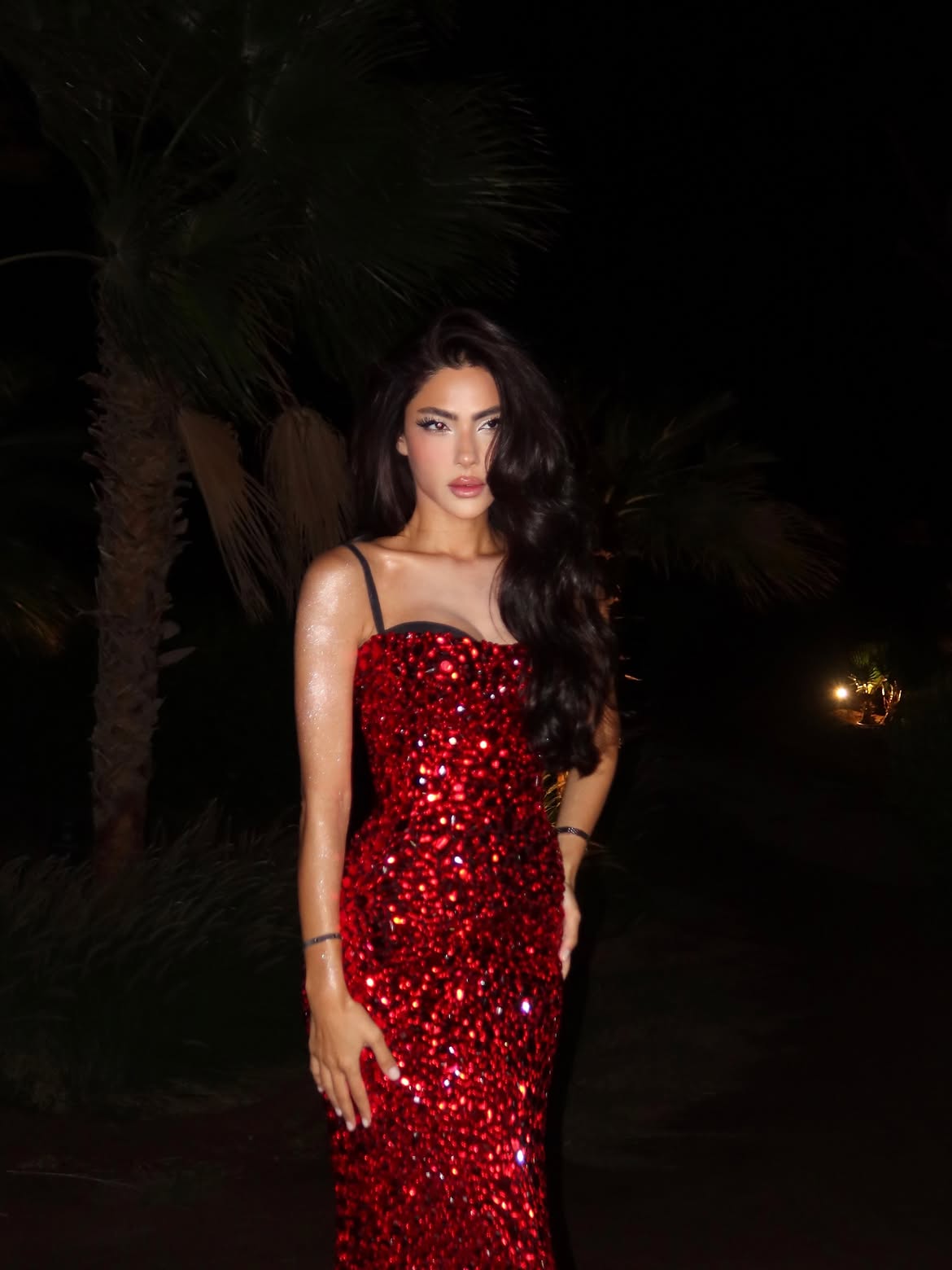 هدى المفتي تخطف الأنظار بالأحمر البراق بتوقيع Dolce & Gabbana
