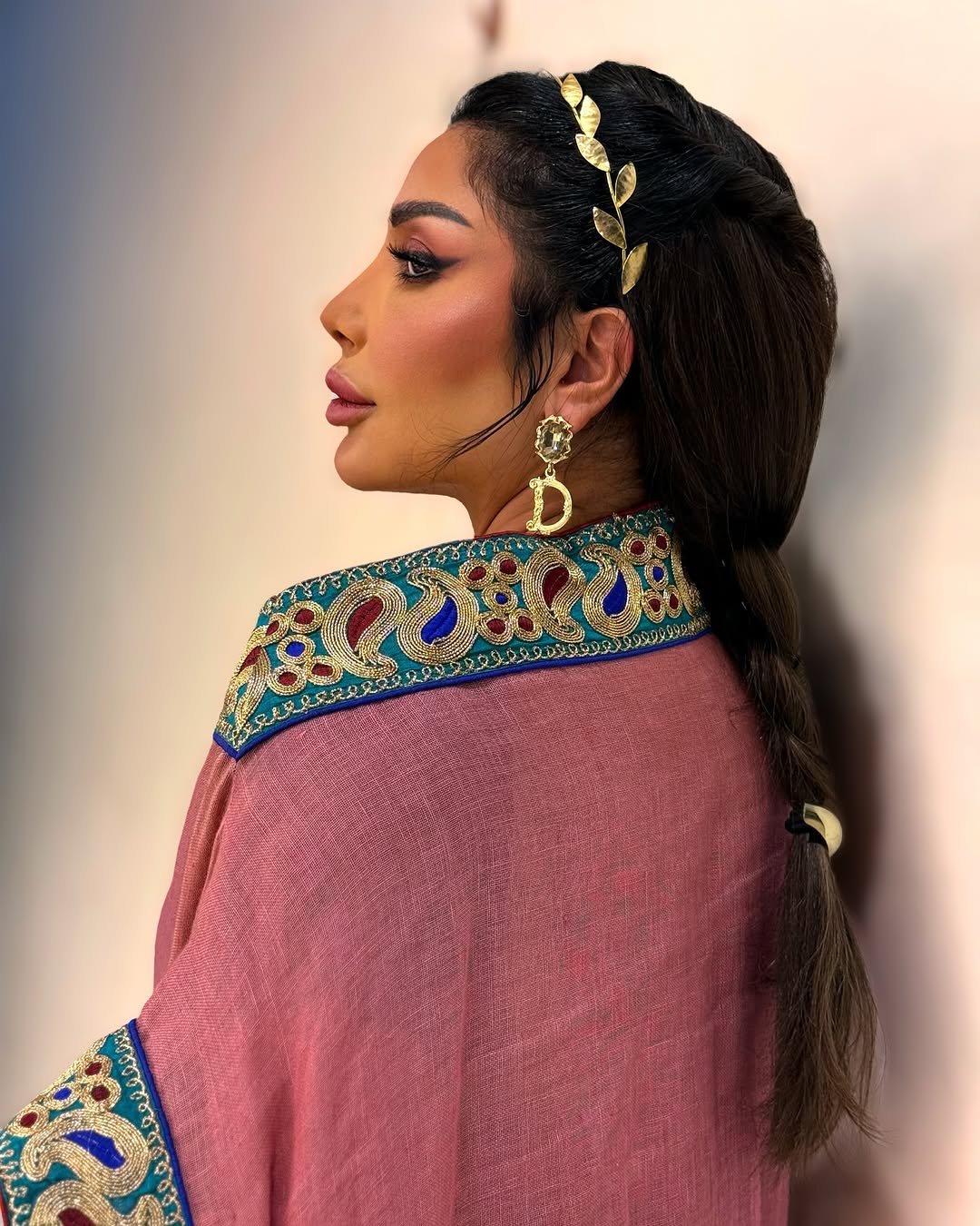 ذيل الحصان الذهبي… لمسة لامعة على طريقة هدى حمدان