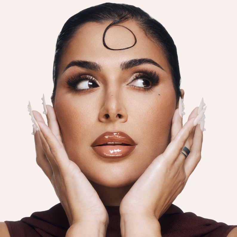 هدى قطان بإطلالة مكياج مميزة مع ملمّع الشفاه FAUX FILLER