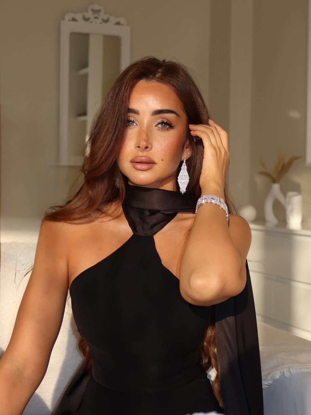 هنا الزاهد  بفستان سهرة طويل باللون الأسود الموحد بياقة الهالتر العالية