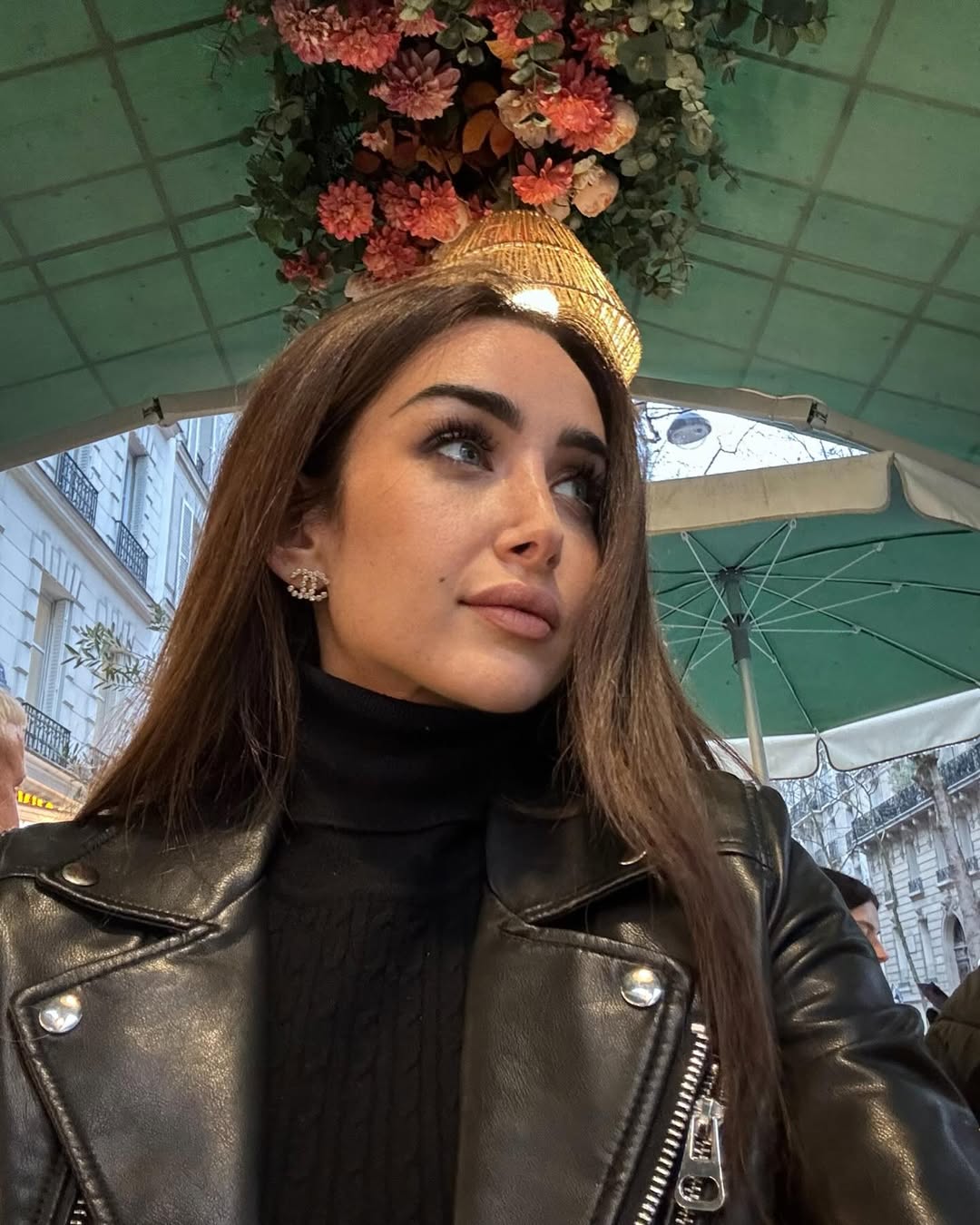 هنا الزاهد بالبلوفر الصوفي الأسود بالياقة العالية