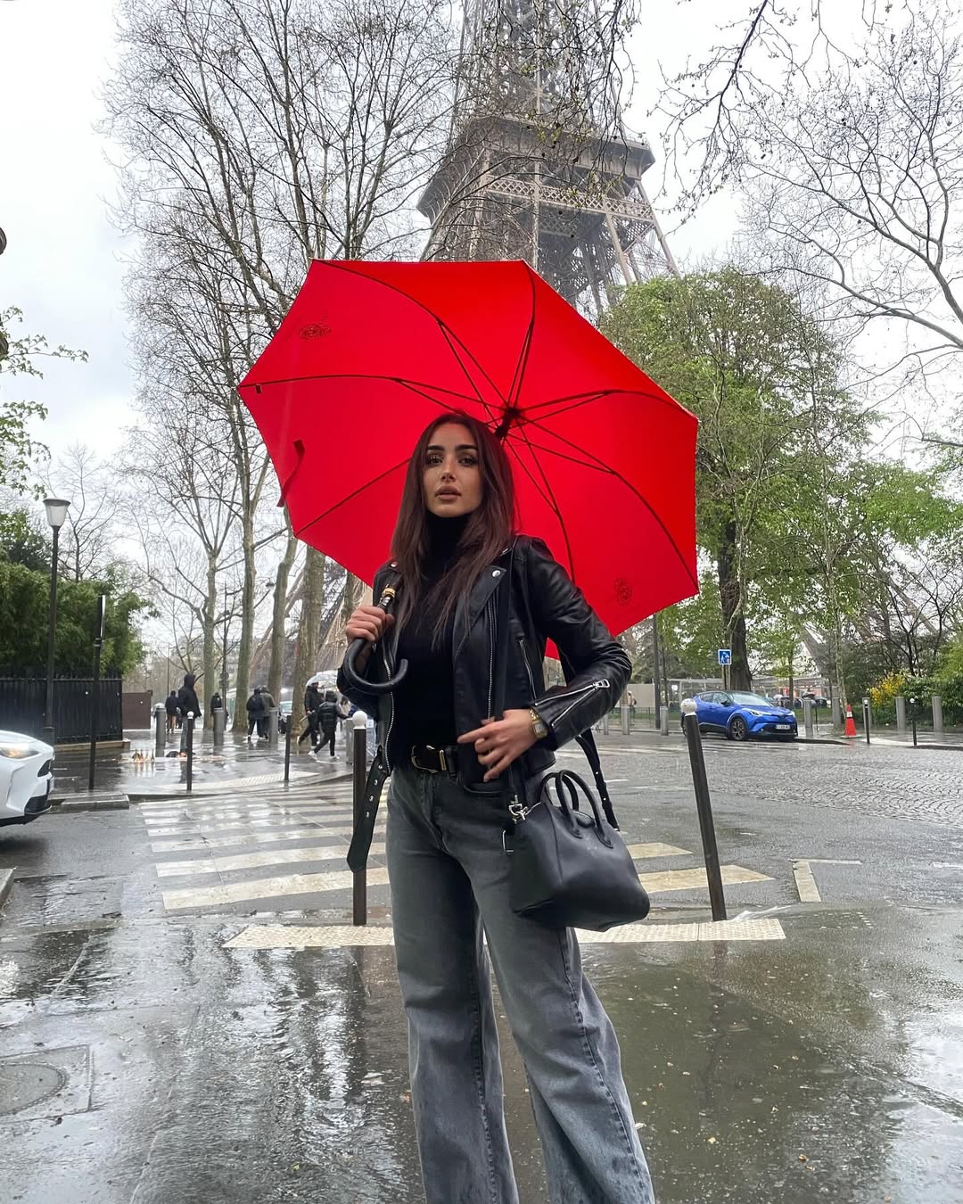 هنا الزاهد ببنطال الدنيم الشاحب بالأرجل الواسعة والخصر العالي