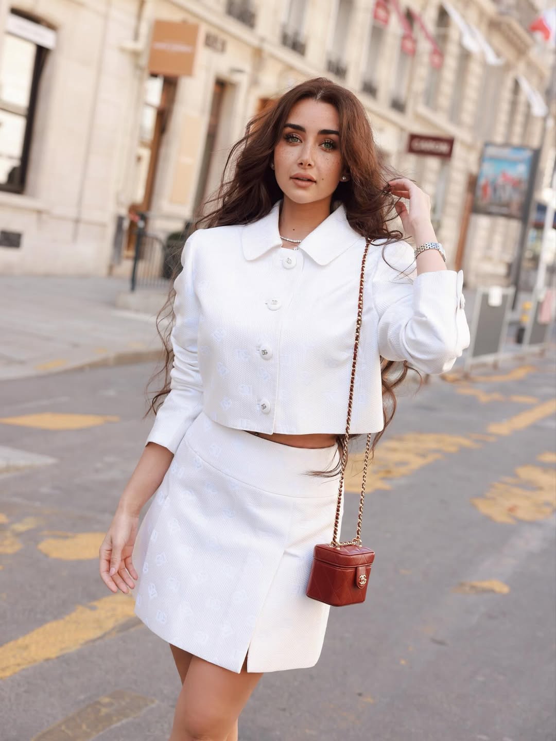 هنا الزاهد بإطلالة "المونوكروم" الأبيض بلمسة كلاسيكية